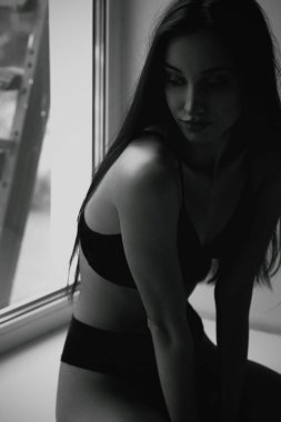 Şehvetli genç esmer kız. Siyah ve beyaz tek renkli portre. Yumuşak taneli fotoğraf efekti