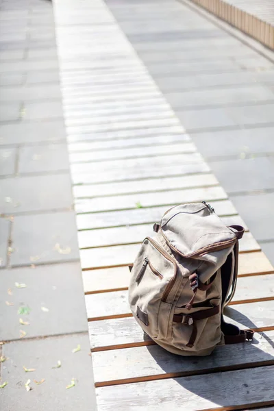 Vintage Backpack Sunny City Street Hipster Traveler Bag — Stok fotoğraf