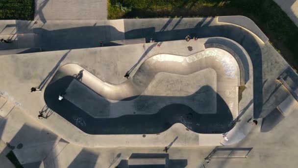 Los adolescentes skateboarding en el parque de skate al aire libre — Vídeos de Stock