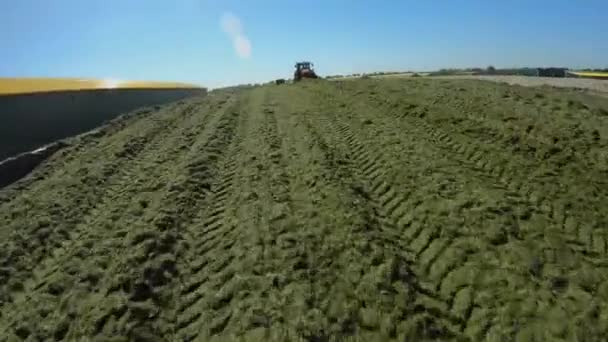 Helikoptéra lítá kolem traktorů v silu na farmě — Stock video