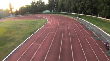  Koşu yapan bayan sporcu, stadyum antrenmanı