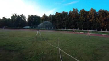  Sporcular koşuyor, stadyumda antrenman yapıyorlar.