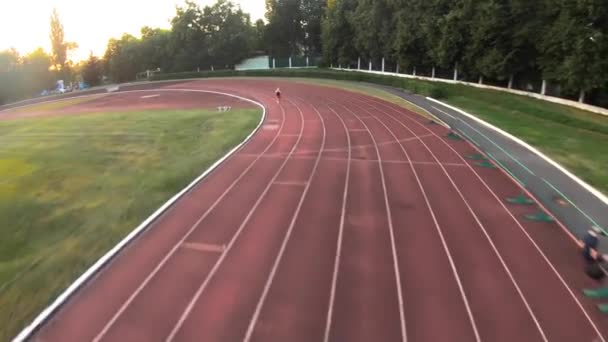 Kvinnlig idrottsman jogging, utbildning av stadion — Stockvideo
