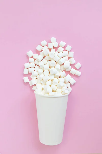 Pequenos Marshmallows Brancos São Polvilhados Partir Copo Papel Isolado Rosa — Fotografia de Stock