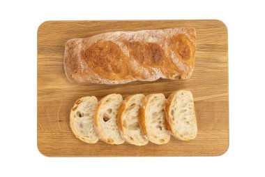 Tahtadaki kabuklu baget beyaz üzerine izole edilmiş, taze ekmek, yemek, diyet, iştah açıcı konsept, üst görünüm