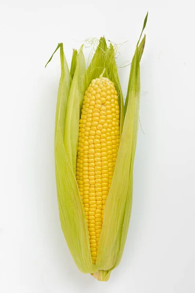 新鲜玉米芯在叶子中隔离的白色背景 顶部视图 — 图库照片