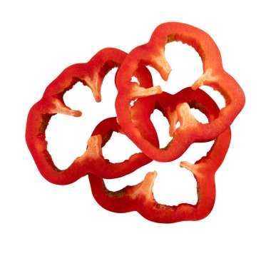 Beyaz arka planda kırmızı dolmalık biber halkaları. Paprika. Dilimlenmiş dolmalık biber yakın plan..