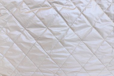 Gümüş gri pelerinli kare, pürüzsüz arkaplan deseni ve dokusu, yansıtıcı örtülü kumaşın gümüş arkaplanı, kapat