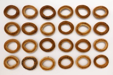 Beyaz arka planda izole edilmiş haşhaş simitleri, üst manzara, yemek fırını konsepti