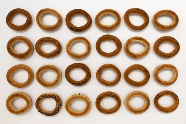 Beyaz arka planda izole edilmiş haşhaş simitleri, üst manzara, yemek fırını konsepti