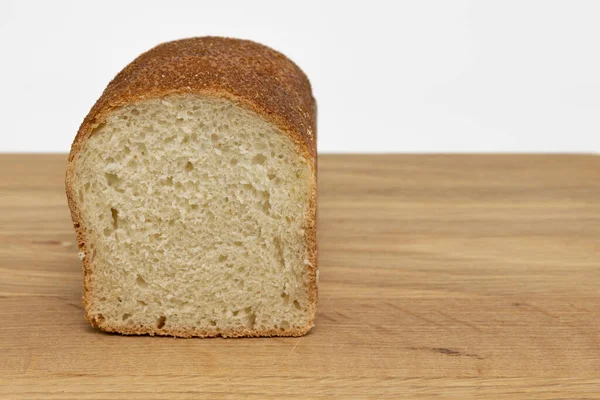 木制桌子上的新鲜面包片 美味的谷物面包 侧面视图 — 图库照片