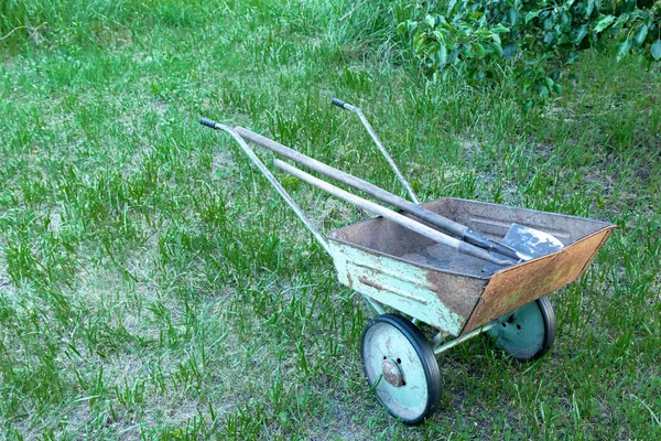 Grüne Metallschubkarre Voller Hölzerner Gartengeräte Garten — Stockfoto