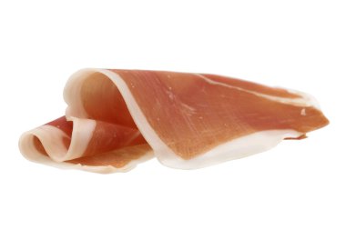 Jamon Serrano dilimi, İspanyol kurutulmuş jambonu. Katlanmış jambon dilimi beyaz arka planda izole edilmiş.