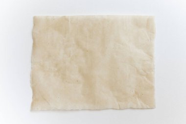 Beyaz arkaplanda izole edilmiş kağıt çarşaf, üst görünüm. Yemek pişirmek için parşömen.