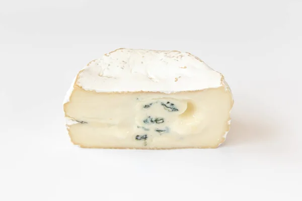 Кусок Камамбера Сыра Бри Белом Фоне Мягкий Сыр Покрытый Съедобным — стоковое фото