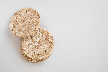 Beyaz zemin üzerinde çıtır çıtır pirinç kekleri, iki tane tam tahıllı çıtır ekmek ve mesaj izole etmek için boş alan, kapat.