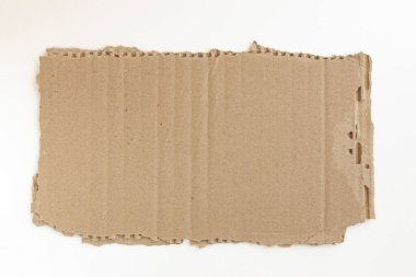 Yırtık karton parçası beyaz arkaplanda izole edilmiş, yırtık kenarlı karton, üst görünüm