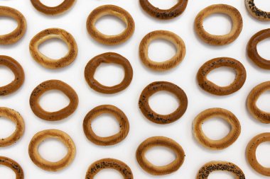 Beyaz arka planda izole edilmiş haşhaş simitleri, üst manzara, yemek fırını konsepti