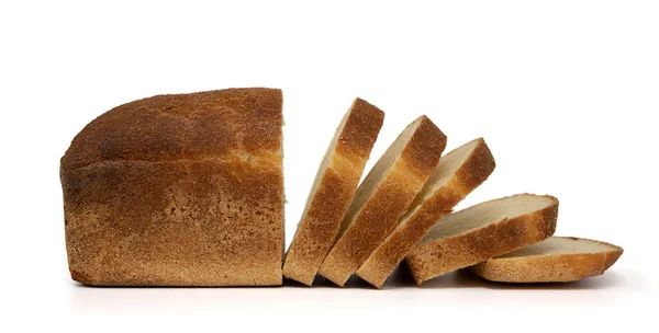 Świeże Kromki Chleba Izolowane Białym Pysznym Bochenku Chleba Zbożowego Widok — Zdjęcie stockowe