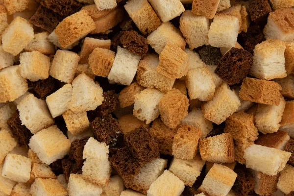 Ev yapımı ekmek kırıntıları, ev yapımı rus, üst görünüm, çıtır ekmek küpleri, kuru çavdar ve buğday kırıntıları, crouoton veya kızarmış kraker yığını.