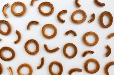Beyaz arka planda izole edilmiş haşhaş simitleri, üst manzara, yemek fırını konsepti