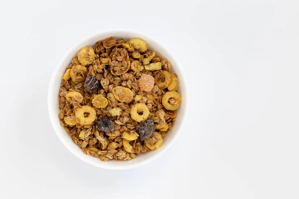有機グラノーラシリアルセラミックボウル 白の背景に隔離された全粒ムズリー カリカリグラノーラと健康的な朝食 — ストック写真