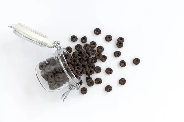 Anillos Maíz Para Desayuno Sabrosos Anillos Negros Cereales Vertidos Frasco — Foto de Stock