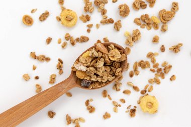 Tahta kaşıkta gevrek gevrek, beyaz arka planda izole, üst manzara, sağlıklı kahvaltı kavramı.