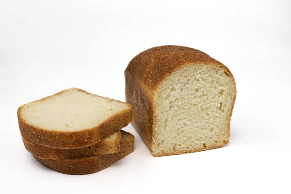 Świeże Kromki Chleba Izolowane Białym Tle Pyszny Bochenek Chleba Zbożowego — Zdjęcie stockowe