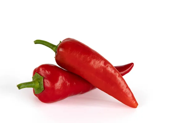 Twee Rode Chili Pepers Geïsoleerd Witte Achtergrond Lange Zoete Pepers — Stockfoto