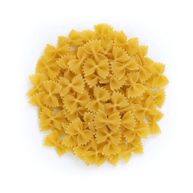 Beyaz arka planda izole edilmiş çiğ makarna yığını, üst manzara, İtalyan mutfağı malzemesi.