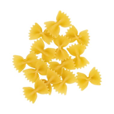 Beyaz arka planda izole edilmiş çiğ makarna yığını, üst manzara, İtalyan mutfağı malzemesi.