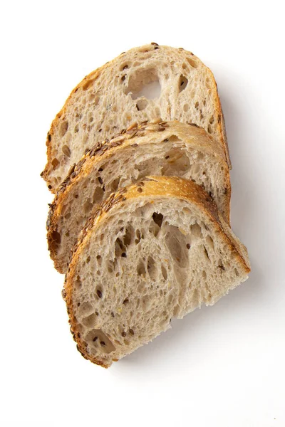 三片小麦面包 白色背景分离 新鲜面包 种子和亚麻布 顶部视图 — 图库照片