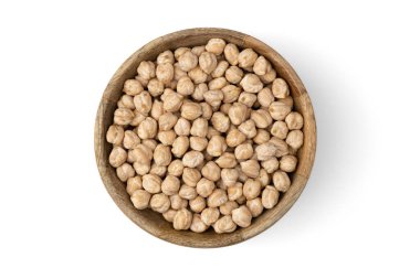 Tahta kasede çiğ nohut, beyaz arka planda izole edilmiş, üst manzara, vejetaryen yiyecekler.