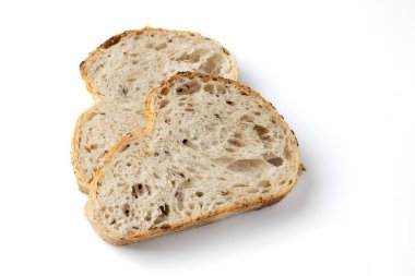 Beyaz zemin üzerinde izole edilmiş iki dilim buğday ekmeği, tohum ve keten kaplı taze ekmek, üst görünüm