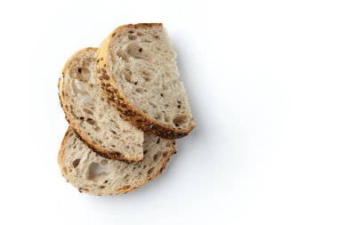 Beyaz arkaplanda izole edilmiş metinler için üç dilim buğday ekmeği, tohum ve keten kaplı taze ekmek, üst görünüm