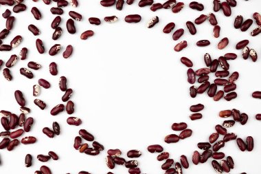 Bir çok kuru fasulye tanesinin çerçevesi üst görünüm, kırmızı fasulye dokusu, yemek arkaplanı yakın plan