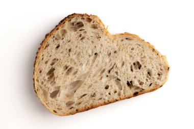 Beyaz arka planda izole edilmiş buğday ekmeği, tohum ve keten kaplı taze ekmek, üst görünüm