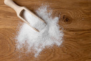 Mutfak tuzu, ahşap zemin üzerinde izole edilmiş mineral deniz tuzu, üst manzara.