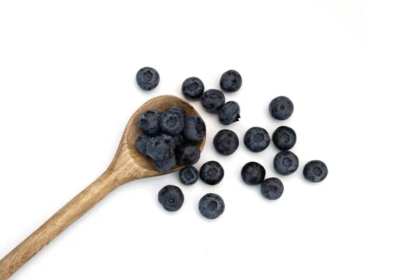 新鲜蓝莓 木制勺子 白色背景隔离 顶部视图 — 图库照片
