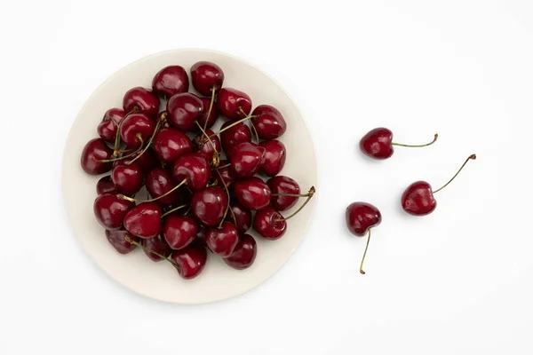 Cerezas Dulces Maduras Placa Cerámica Aislada Sobre Fondo Blanco Grupo — Foto de Stock