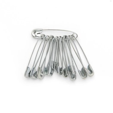 Beyaz arka planda izole edilmiş çengelli iğneler, kıyafet yapımı için kapalı iğneler, birlik ve takım çalışması konsepti