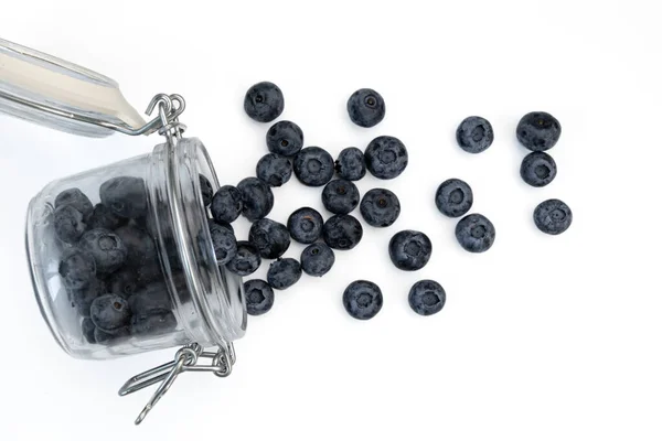 新鲜蓝莓 玻璃瓶中 白色背景分离 生果用于烹调 化妆品和药物 — 图库照片