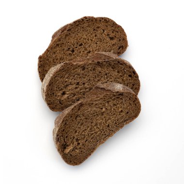 Beyaz arka planda üç dilim çavdar ekmeği, üst manzara, taze lezzetli ev yapımı sağlıklı pişirme.