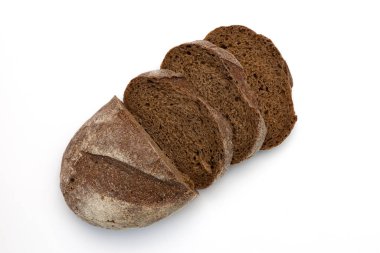 Beyaz arka planda çavdar ekmeği dilimleri, üst manzara, taze lezzetli ev yapımı sağlıklı pişirme.