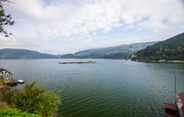 Gölün ortasındaki yapay ada.
