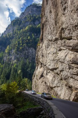 Yüksek kayalıkların altında tehlikeli yol