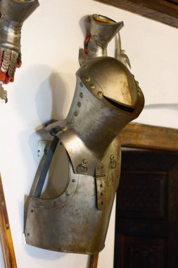 Şövalye zırhının eski demir miğferi