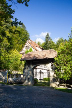 Ormandaki eski şatonun yanındaki meyhanede.