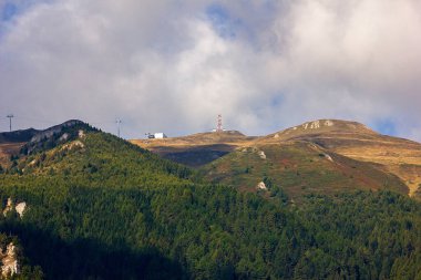 Yeşil yamaçların üzerinde destansı gökyüzü
